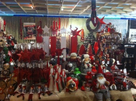 Mercado navideño dentro de un almacén de muebles y decoración en Ulm 